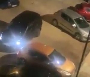 Utiliza sus propios coches para guardarse aparcamiento en plena calle: el vídeo desata la polémica