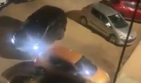 Utiliza sus propios coches para guardarse aparcamiento en plena calle: el vídeo desata la polémica