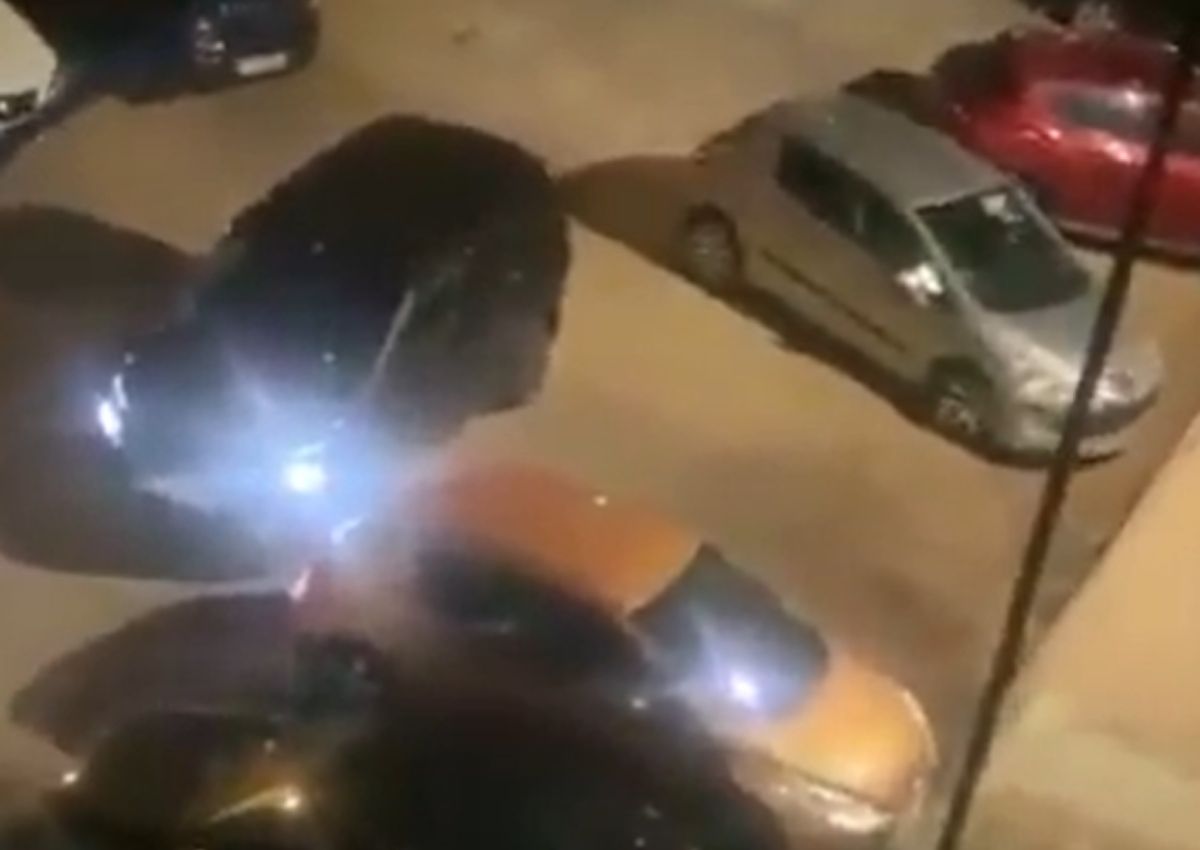 Utiliza sus propios coches para guardarse aparcamiento en plena calle: el vídeo desata la polémica