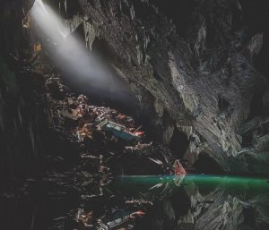 El cementerio de coches oculto en una mina: así es la inquietante Cueva de las Almas Perdidas
