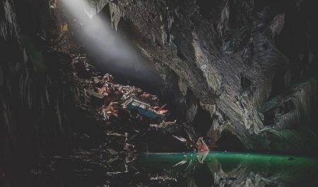 El cementerio de coches oculto en una mina: así es la inquietante Cueva de las Almas Perdidas