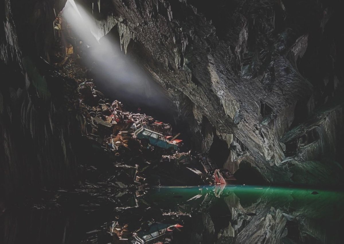 El cementerio de coches oculto en una mina: así es la inquietante Cueva de las Almas Perdidas
