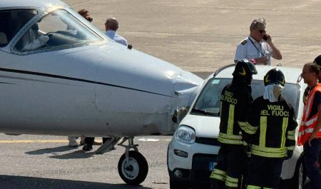 Un coche impacta contra un avión en una pista de rodadura del aeropuerto de Milán: las imágenes que están dando la vuelta al mundo