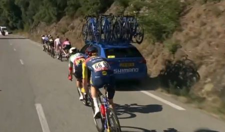 Miles de reacciones en redes sociales: el coche del Tour de Francia pone de los nervios y casi atropella en varias ocasiones a las ciclistas 