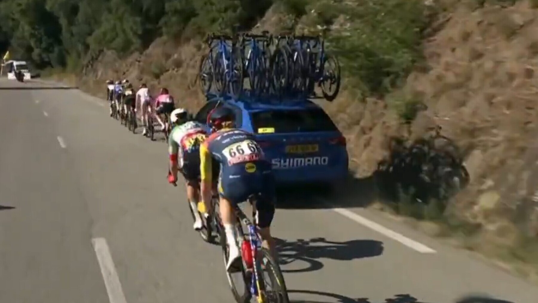 Miles de reacciones en redes sociales: el coche del Tour de Francia pone de los nervios y casi atropella en varias ocasiones a las ciclistas