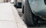 El gesto involuntario al aparcar que destroza la dirección de tu coche: por qué las ruedas nunca deben quedar giradas