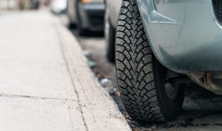 Coche aparcado con las ruedas giradas