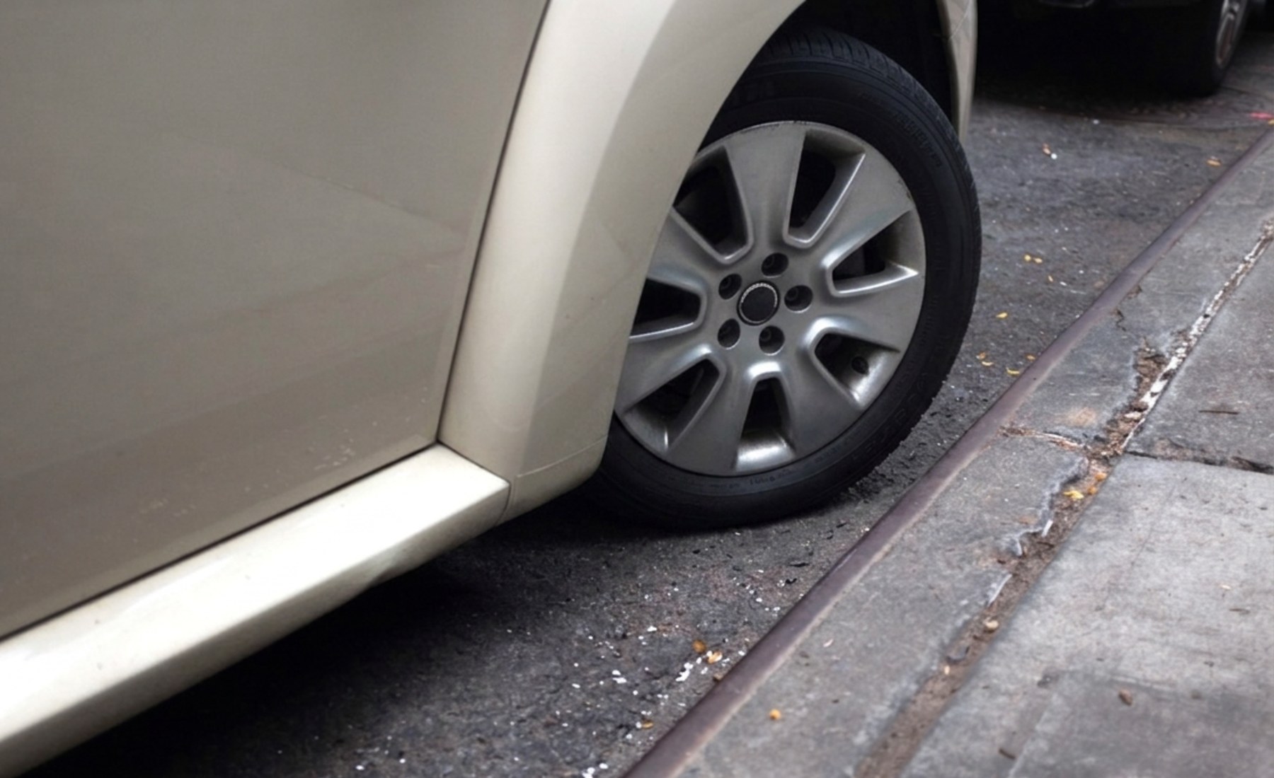 Coche aparcado con las ruedas giradas