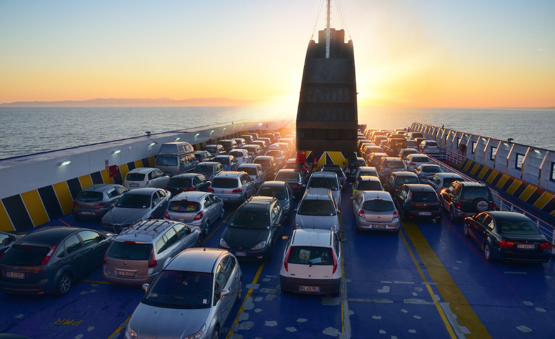 Coches en un ferri