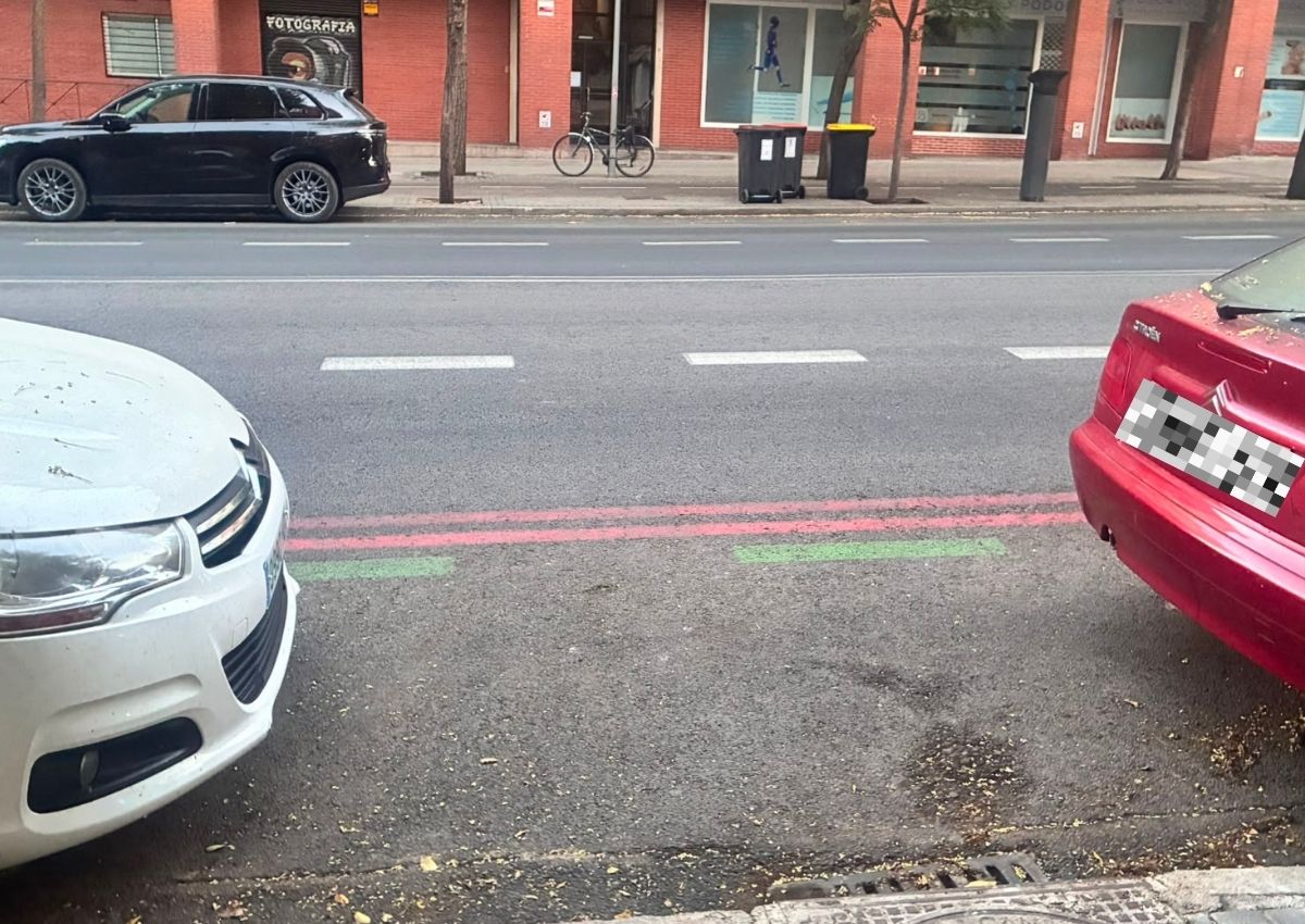 Coches aparcados con distancia