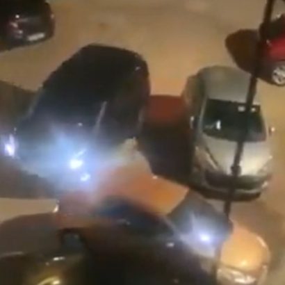 Convierte la calle en su aparcamiento privado usando sus propios coches: el vídeo que está dando mucho que hablar