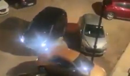 Convierte la calle en su aparcamiento privado usando sus propios coches: el vídeo que está dando mucho que hablar