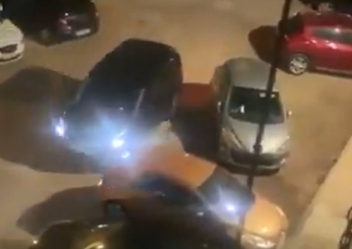 Convierte la calle en su aparcamiento privado usando sus propios coches: el vídeo que está dando mucho que hablar