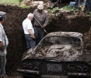 La increíble historia del Ferrari Dino encontrado por unos niños bajo su jardín: cuatro años enterrado por un fraude fallido