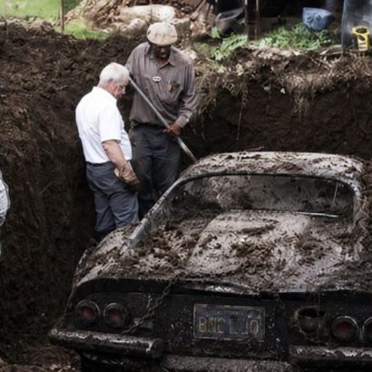 La increíble historia del Ferrari Dino encontrado por unos niños bajo su jardín: cuatro años enterrado por un fraude fallido