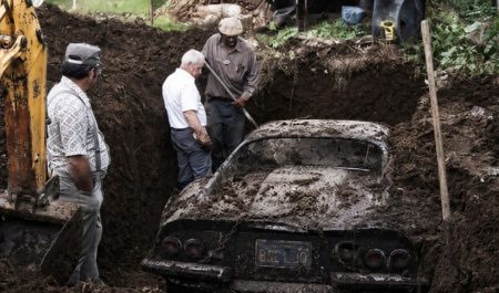 La increíble historia del Ferrari Dino encontrado por unos niños bajo su jardín: cuatro años enterrado por un fraude fallido