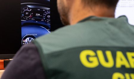 Así detecta la Guardia Civil a los conductores que se graban a más de 200 km/h y lo suben a redes sociales: tú también puedes colaborar