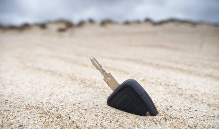 Llaves perdidas en la playa