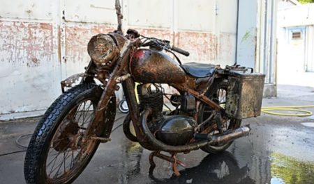 Una histórica motocicleta de la Segunda Guerra Mundial emerge del Danubio 80 años después: el hallazgo que tiene fascinado al mundo