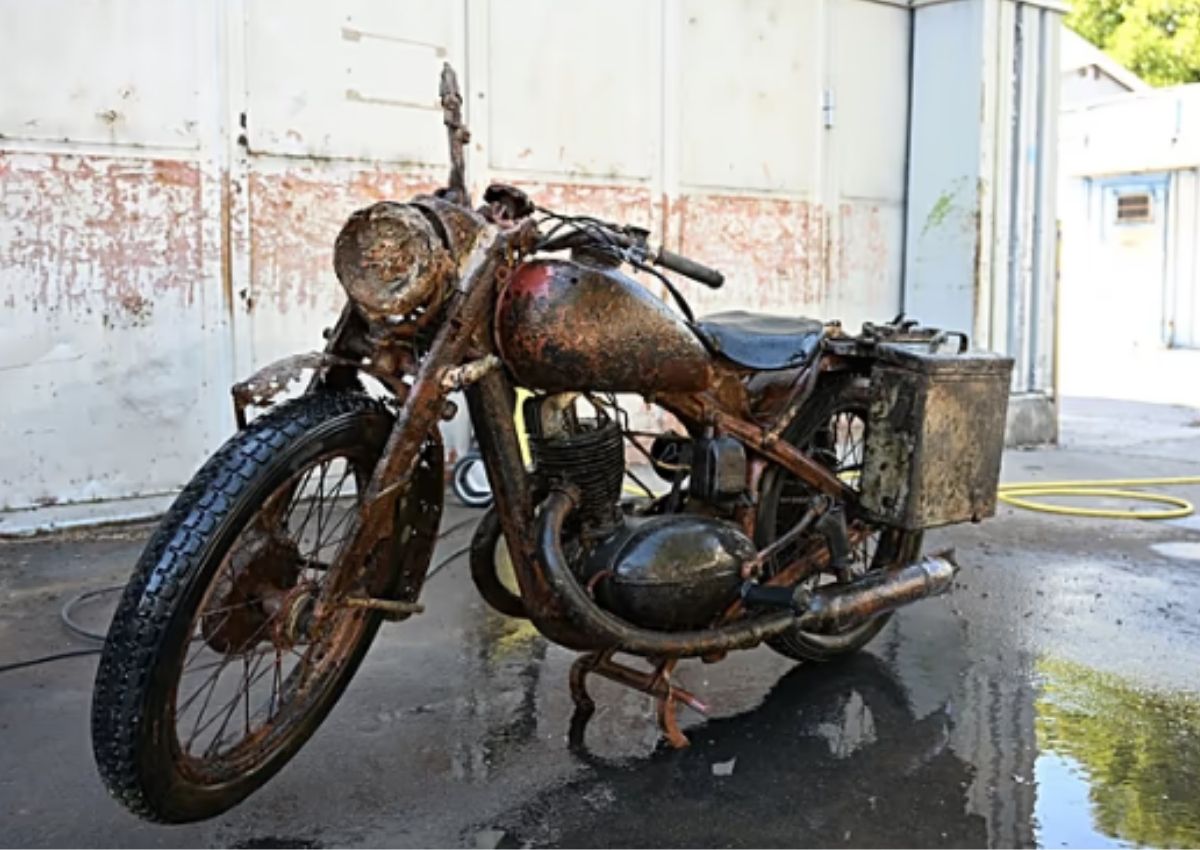Una histórica motocicleta de la Segunda Guerra Mundial emerge del Danubio 80 años después: el hallazgo que tiene fascinado al mundo