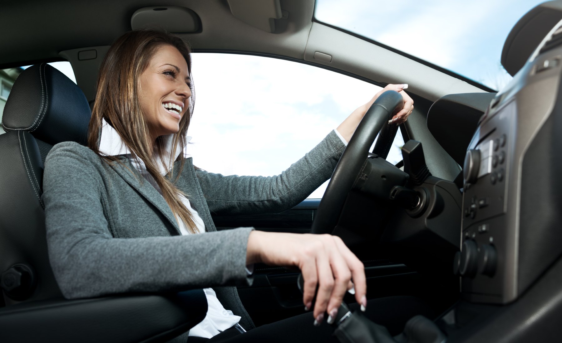 Mujer feliz cambio manual coche