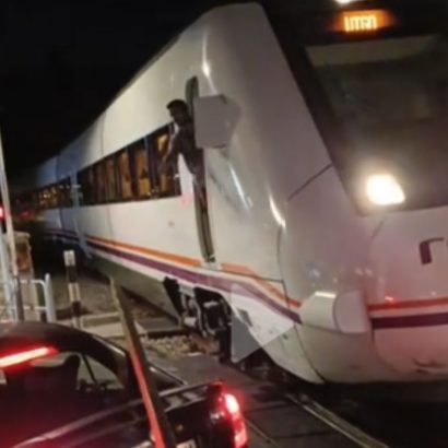 La insólita situación que obligó a detener un tren: no te creerías dónde aparcó este coche