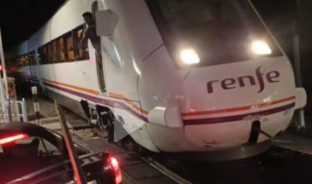 La insólita situación que obligó a detener un tren: no te creerías dónde aparcó este coche