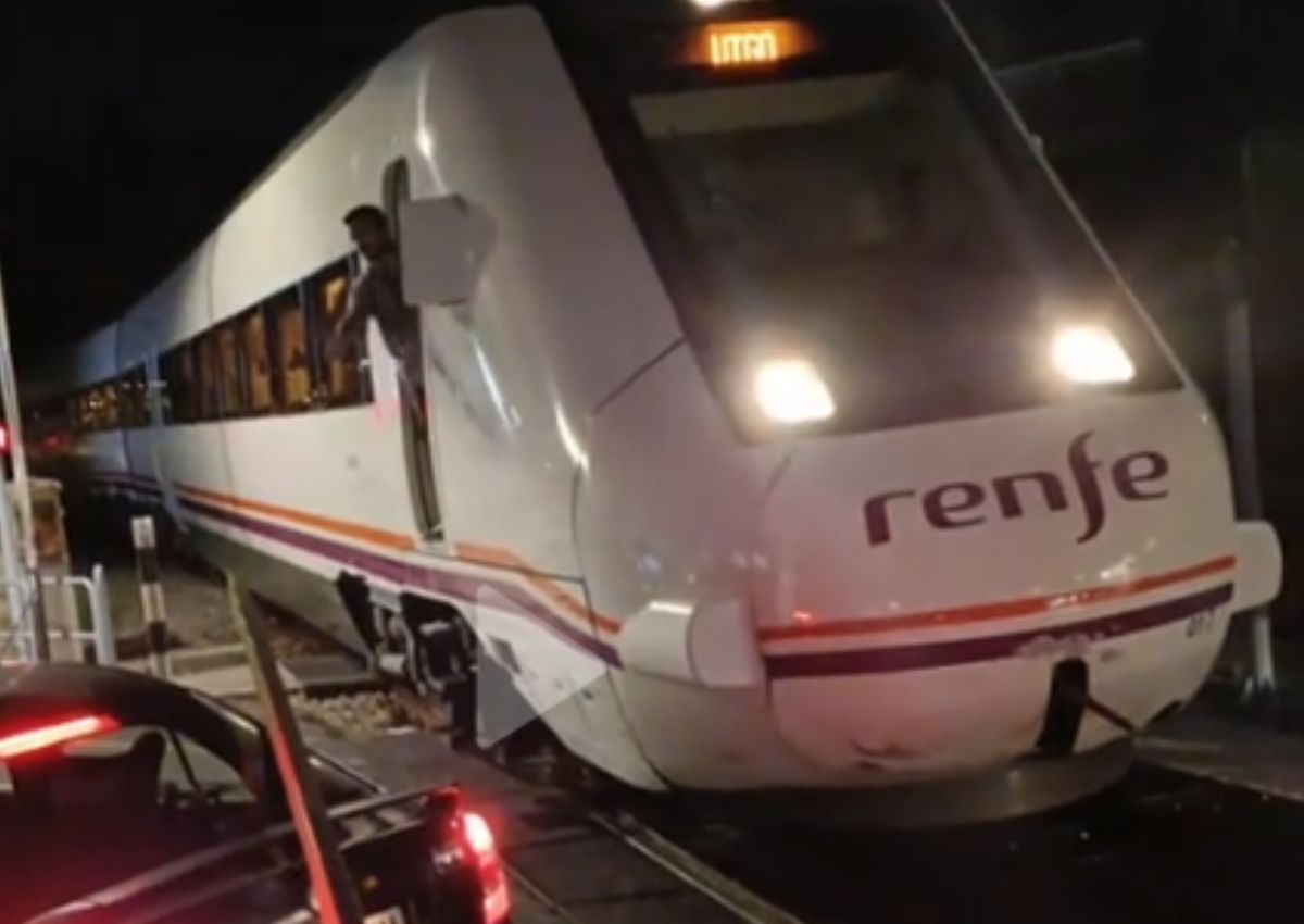 La insólita situación que obligó a detener un tren: no te creerías dónde aparcó este coche