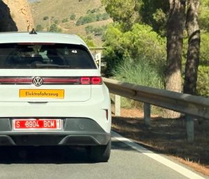 He visto un coche con una matrícula roja y una placa amarilla en España que pone Elektrofahrzeug: ¿qué significan?
