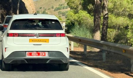He visto un coche con una matrícula roja y una placa amarilla en España que pone Elektrofahrzeug: ¿qué significan?