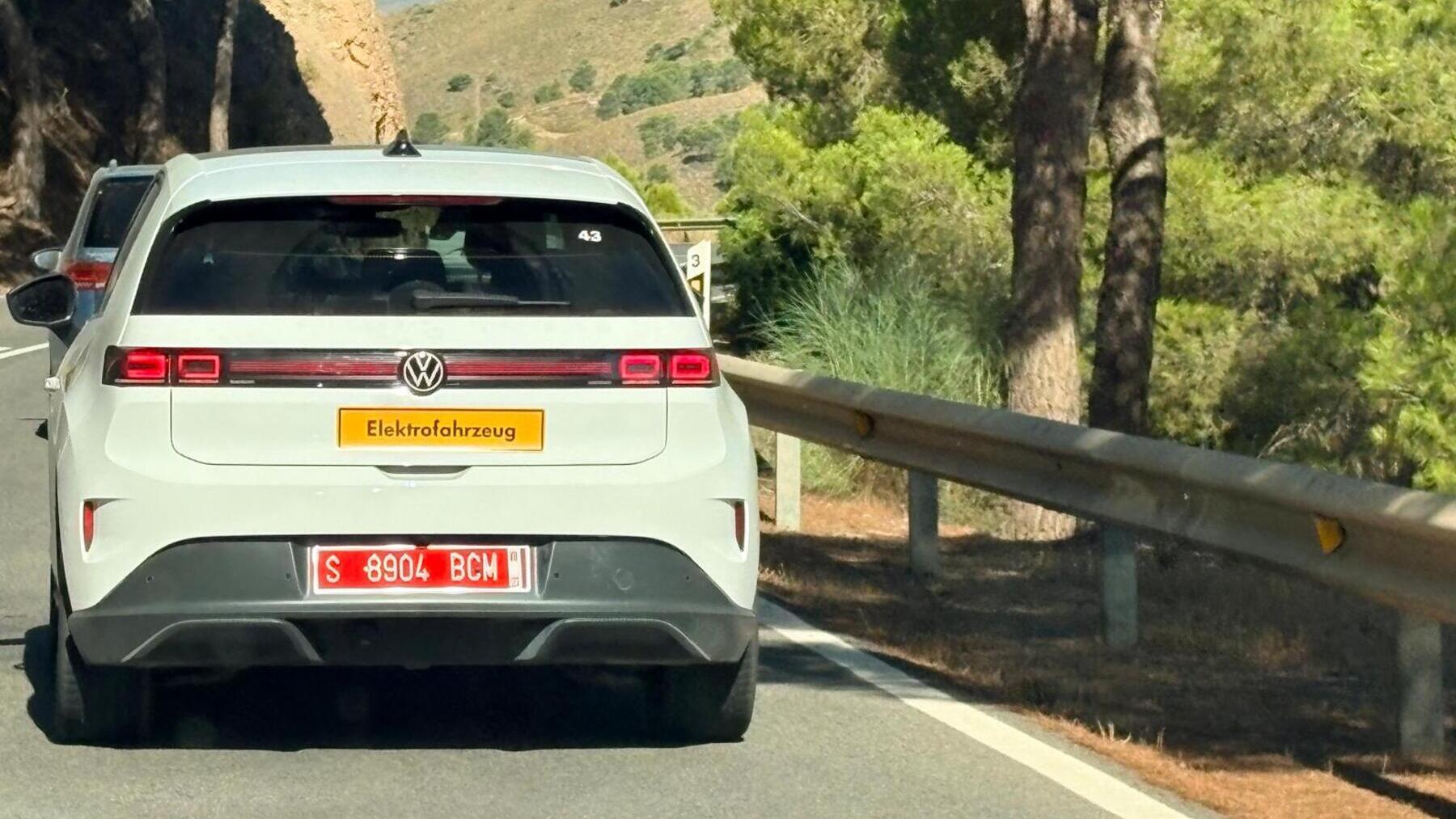 He visto un coche con una matrícula roja y una placa amarilla en España que pone Elektrofahrzeug: ¿qué significan?