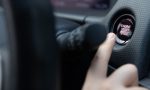 ¿Qué pasa si pulso el botón Start-Stop con el coche en movimiento? Esto es lo que ocurre de verdad 