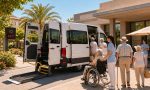 El calor cambia la forma de viajar en coche: así se puede proteger a una persona mayor este verano 