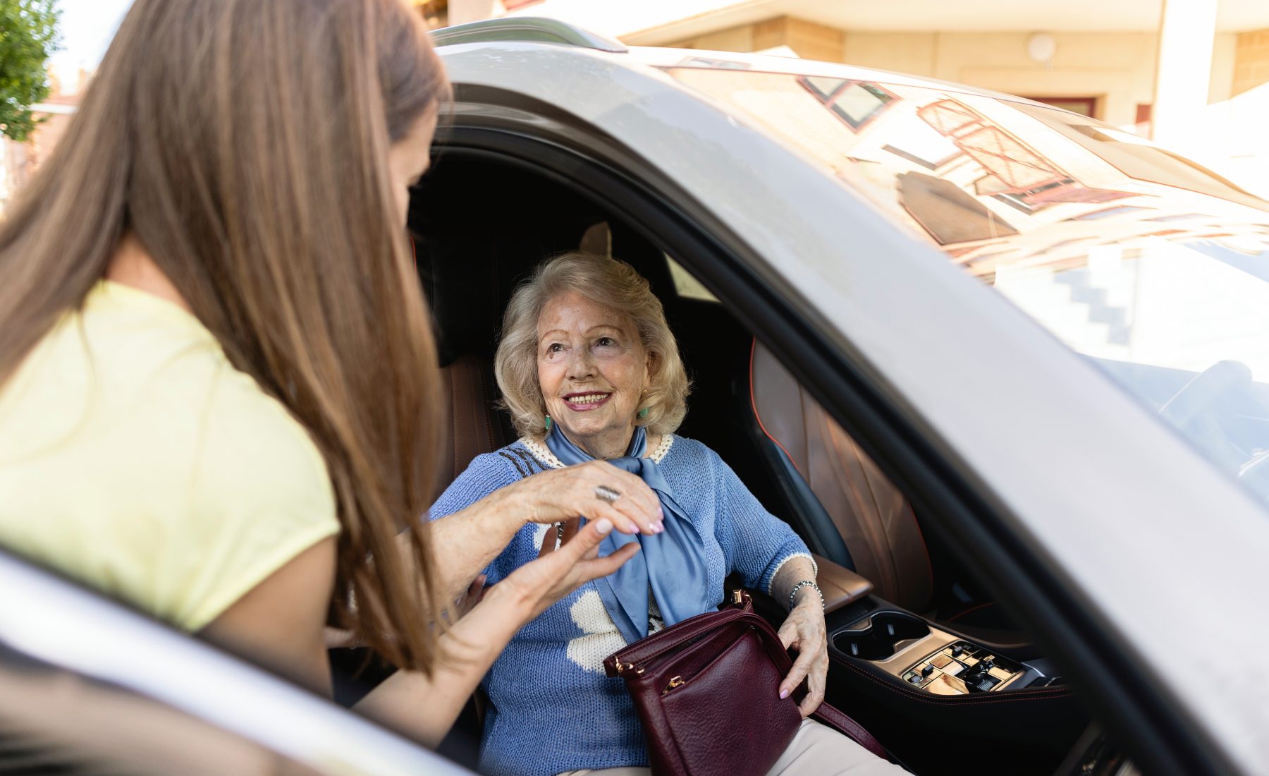 personas mayores coche