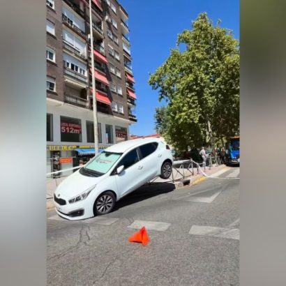 Así terminó un coche tras un extraño accidente en Alcorcón: subido a una acera, destrozando una valla y con un detalle final que ha desatado las bromas