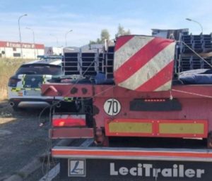 Un camión cargado de vigas circulaba a 120 km/h por la autovía, pero lo que descubrió la Guardia Civil después fue aún peor