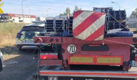 Un camión cargado de vigas circulaba a 120 km/h por la autovía, pero lo que descubrió la Guardia Civil después fue aún peor