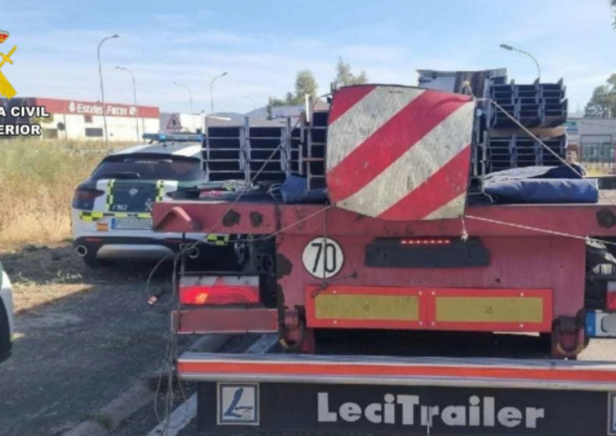 Un camión cargado de vigas circulaba a 120 km/h por la autovía, pero lo que descubrió la Guardia Civil después fue aún peor