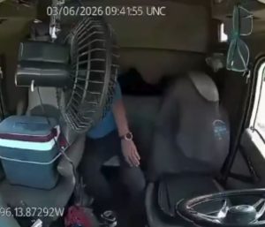 Camionero suelta volante