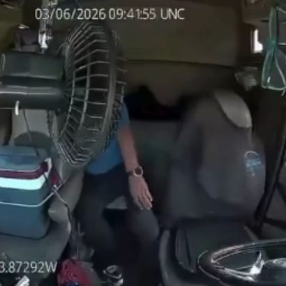 Un camionero suelta el volante en plena conducción para buscar un objeto y el desenlace resulta inevitable