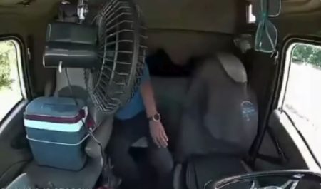 Camionero suelta volante