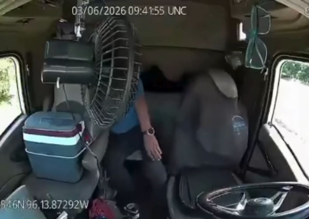 Camionero suelta volante