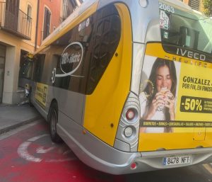 Un autobús se queda sin frenos, acaba empotrado contra un edificio en Barcelona y deja cuatro heridos: así fue el accidente
