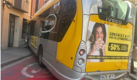 Un autobús se queda sin frenos, acaba empotrado contra un edificio en Barcelona y deja cuatro heridos: así fue el accidente