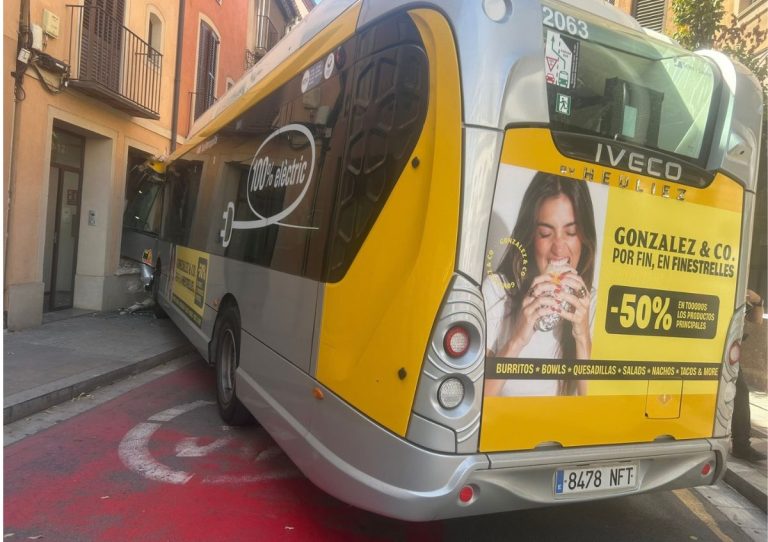 Un autobús se queda sin frenos, acaba empotrado contra un edificio en Barcelona y deja cuatro heridos: así fue el accidente