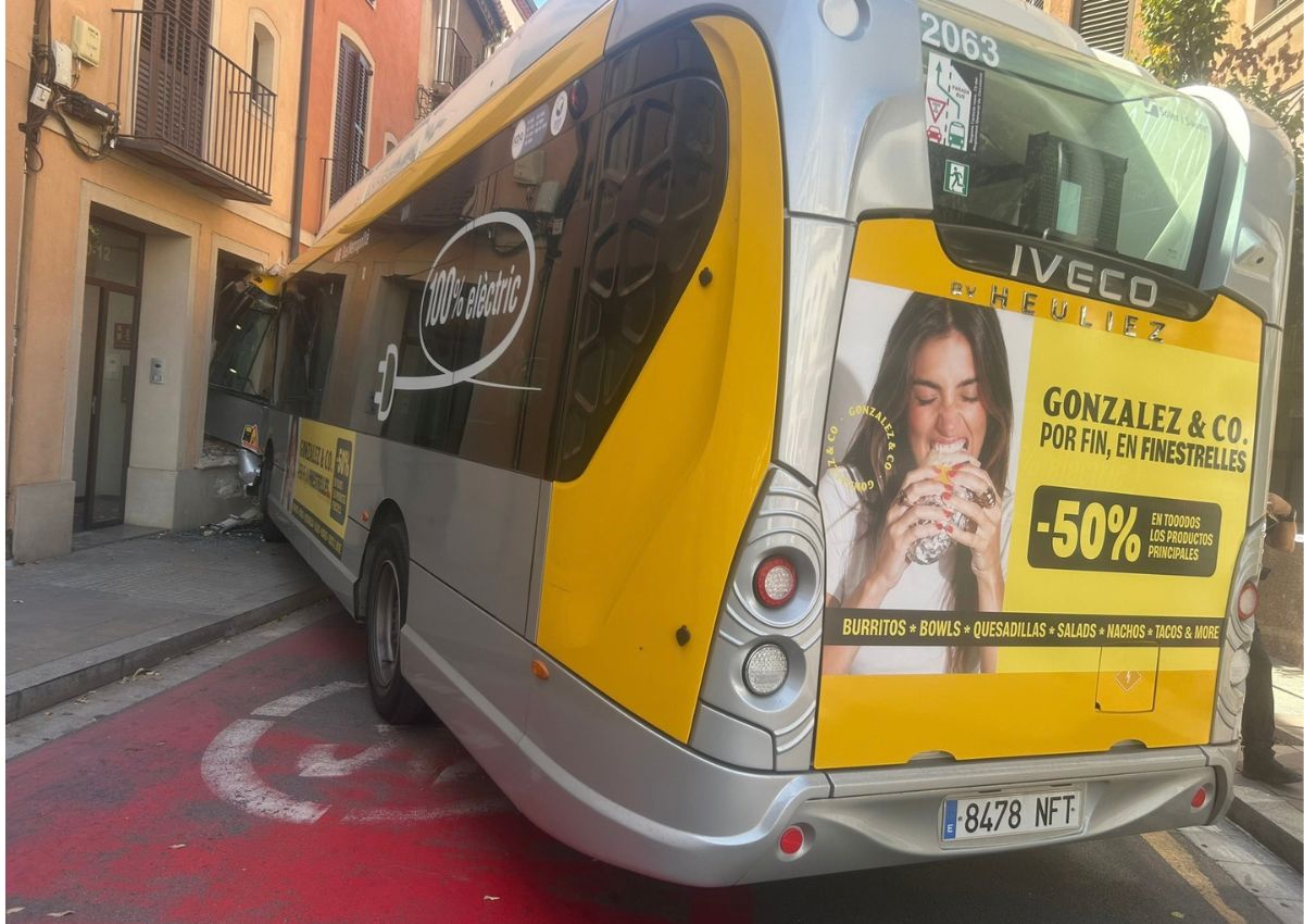 Un autobús se queda sin frenos, acaba empotrado contra un edificio en Barcelona y deja cuatro heridos: así fue el accidente