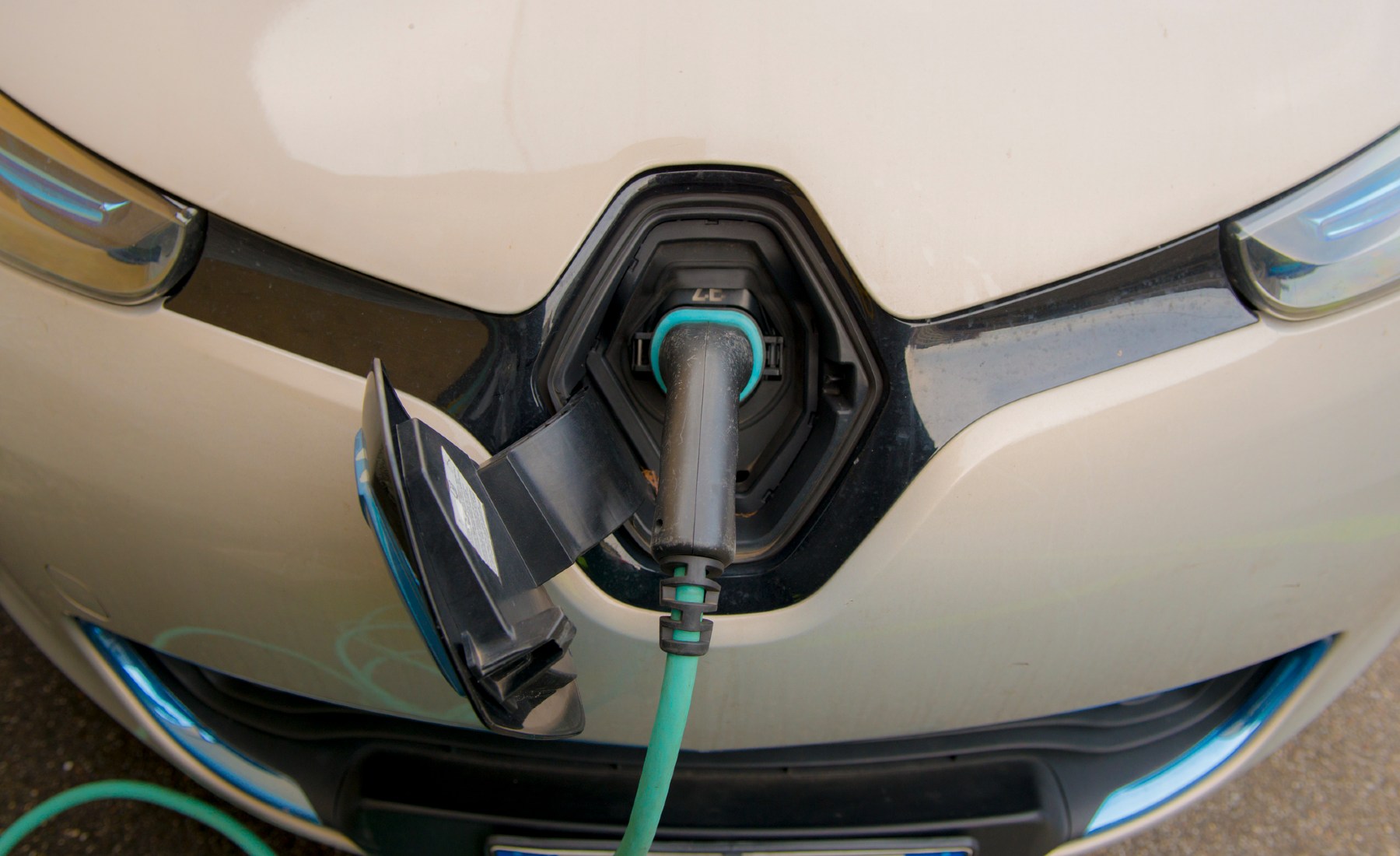 Coche eléctrico cargando