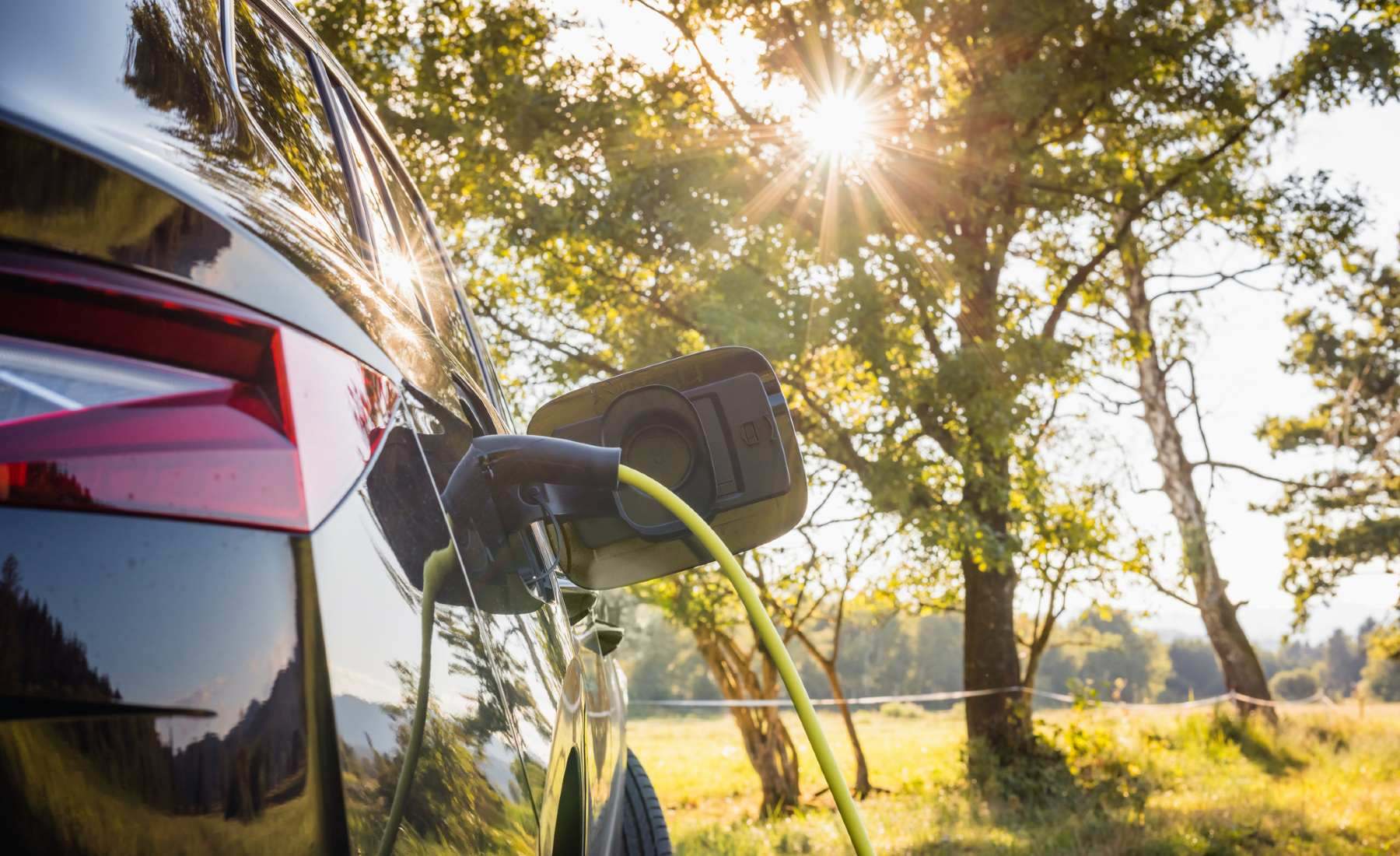 Coche eléctrico cargando al sol
