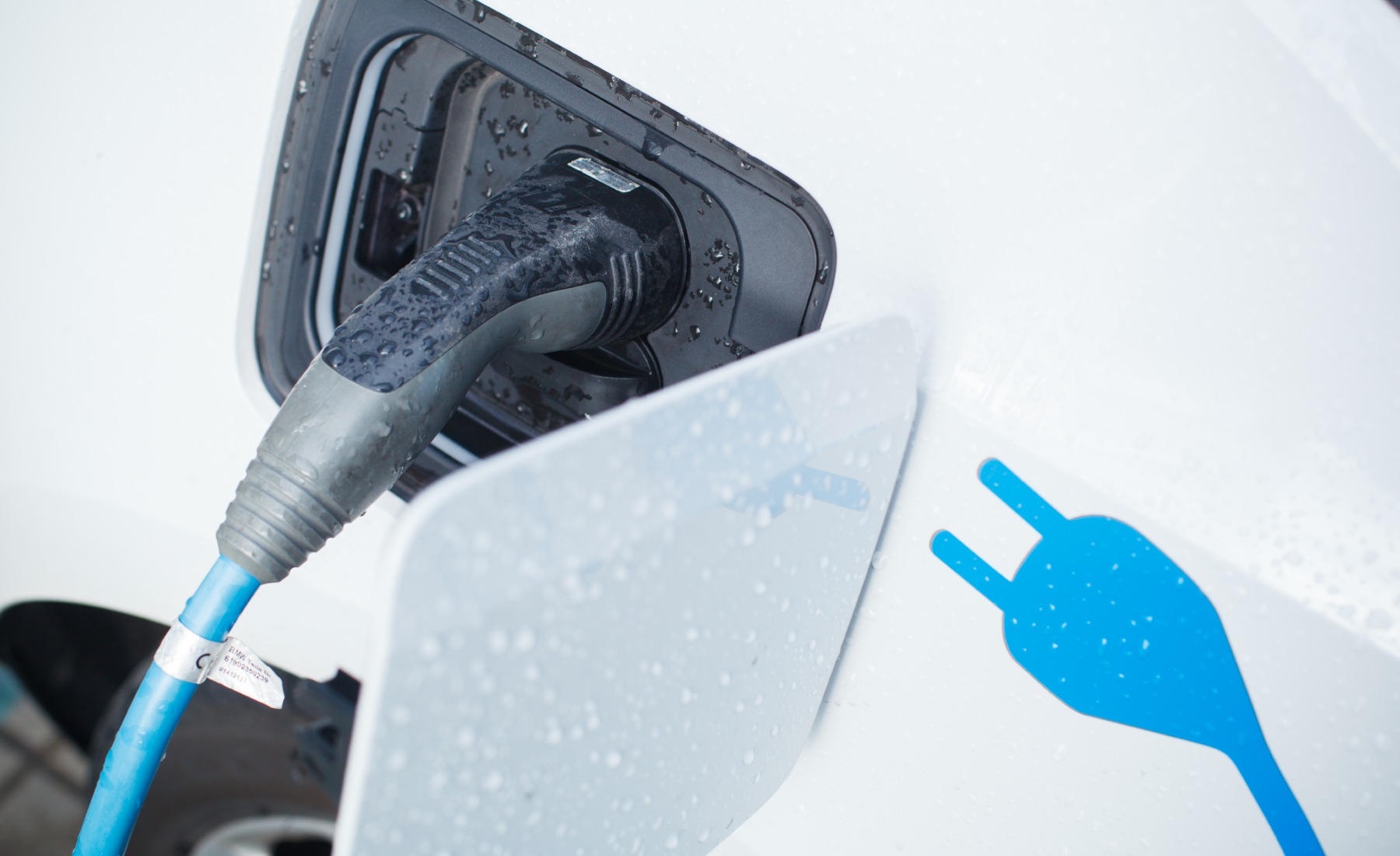 Coche eléctrico cargando