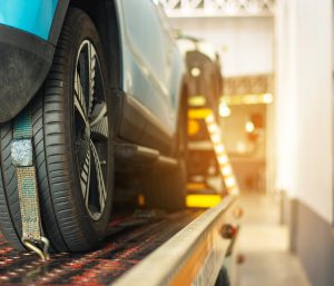 Coche eléctrico en las grúas
